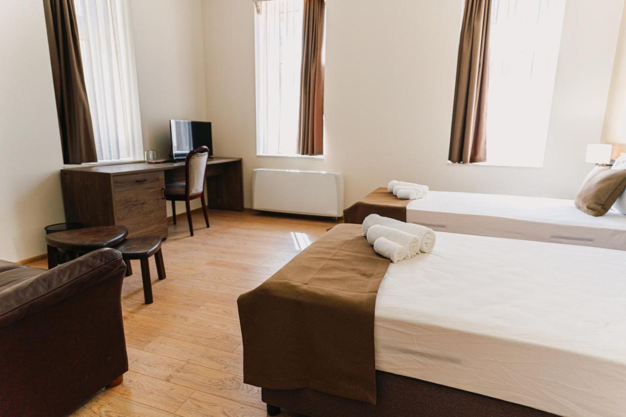 Hotel Хотел Театъръ à Pleven Extérieur photo