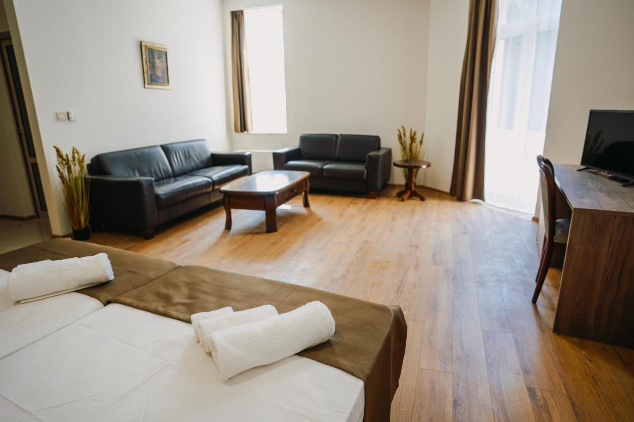 Hotel Хотел Театъръ à Pleven Extérieur photo