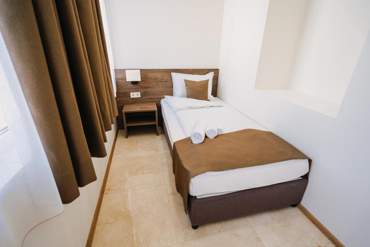 Hotel Хотел Театъръ à Pleven Extérieur photo