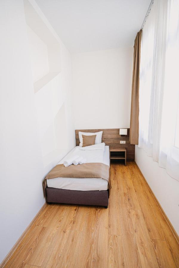 Hotel Хотел Театъръ à Pleven Extérieur photo