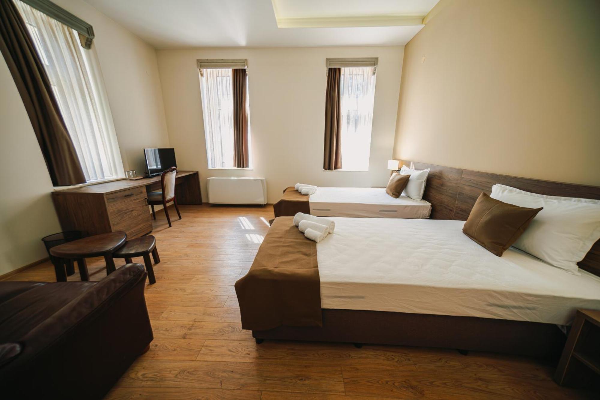 Hotel Хотел Театъръ à Pleven Extérieur photo