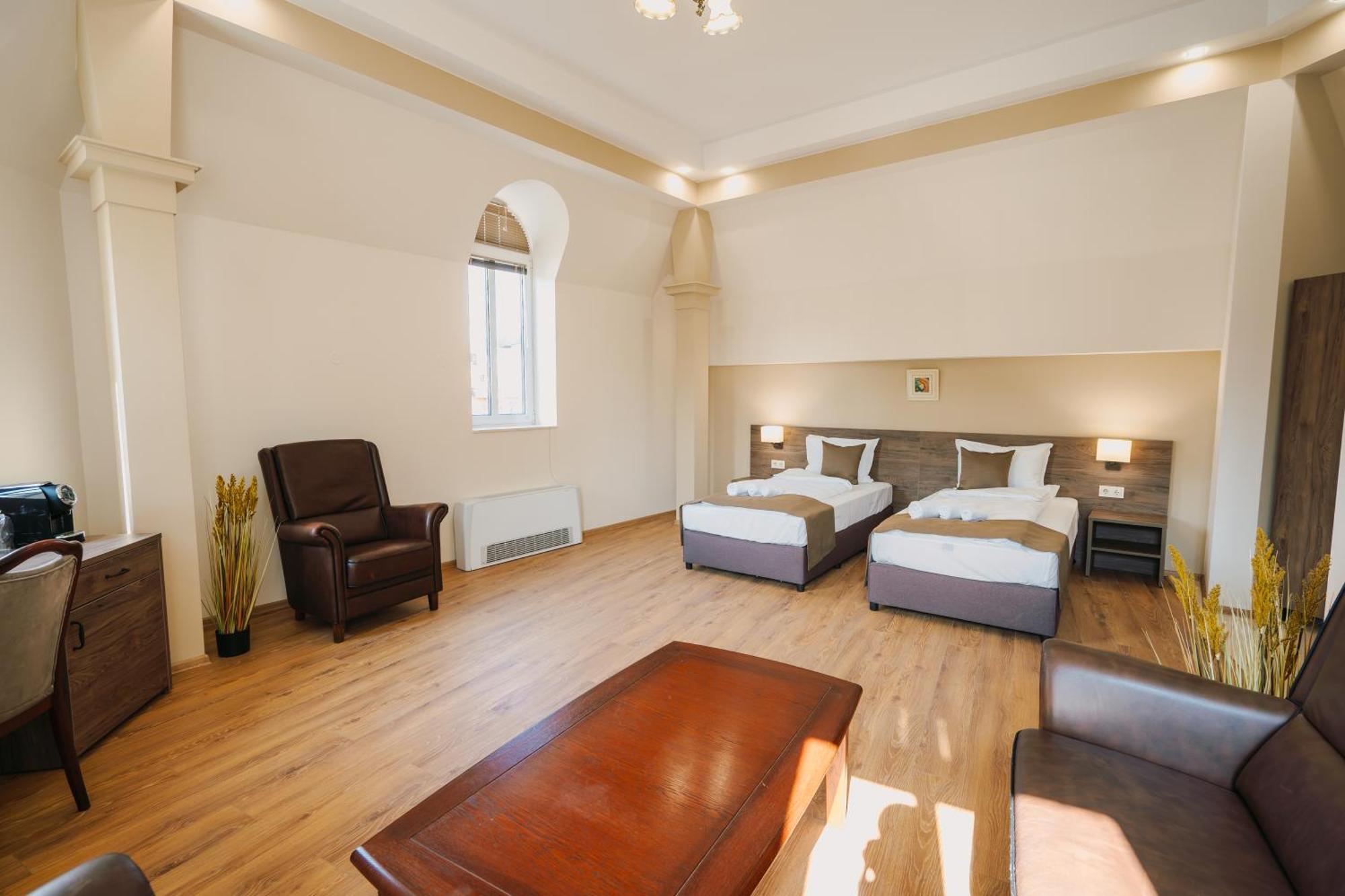 Hotel Хотел Театъръ à Pleven Extérieur photo