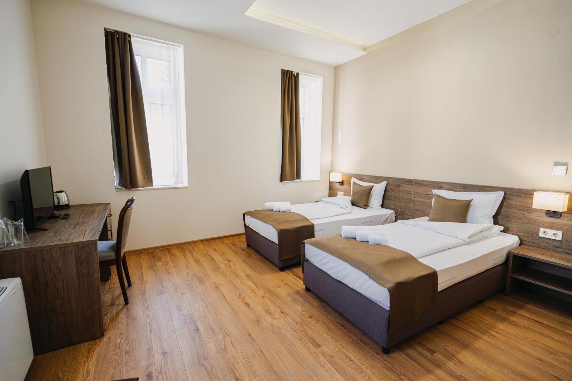 Hotel Хотел Театъръ à Pleven Extérieur photo