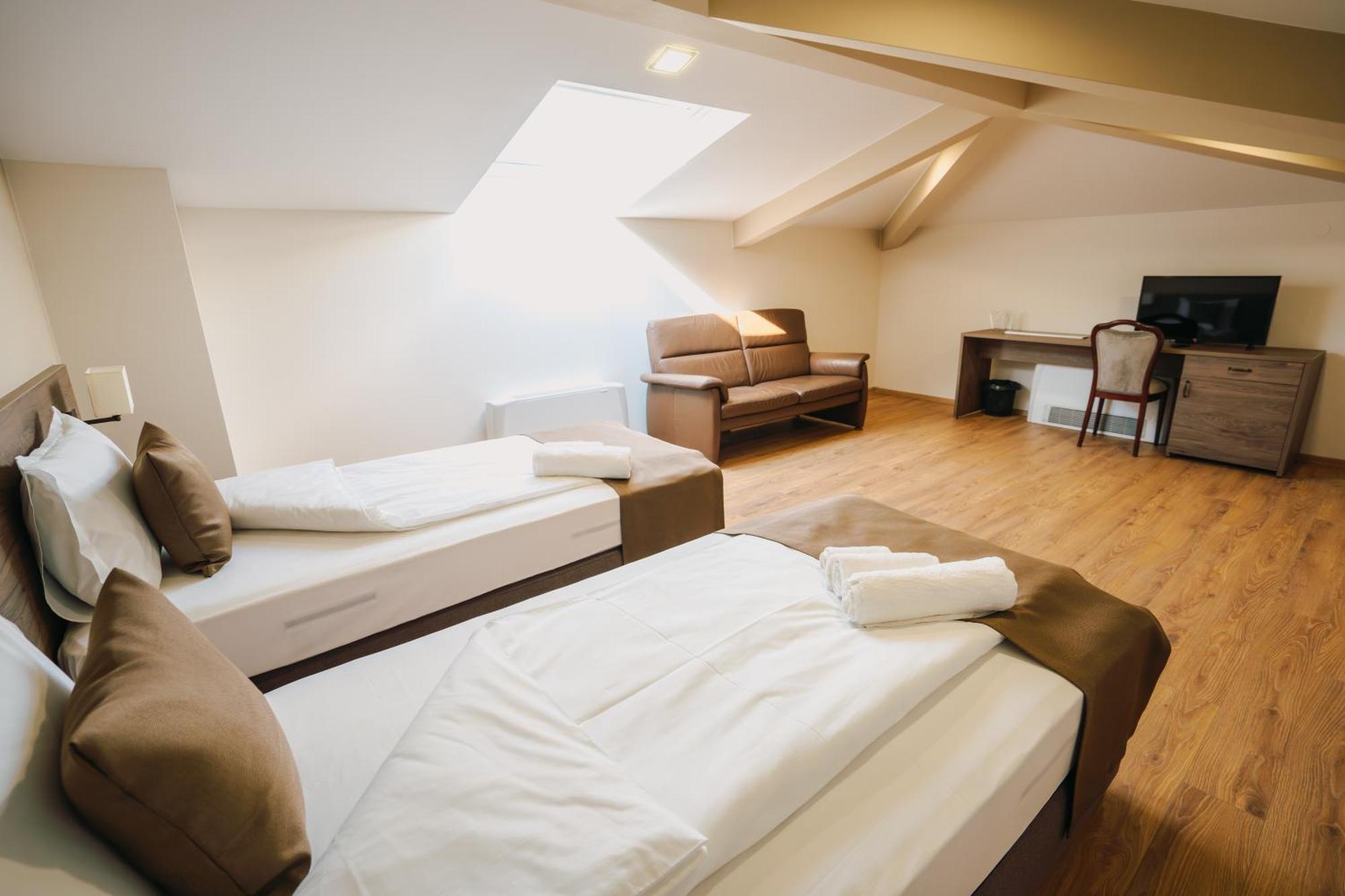 Hotel Хотел Театъръ à Pleven Extérieur photo