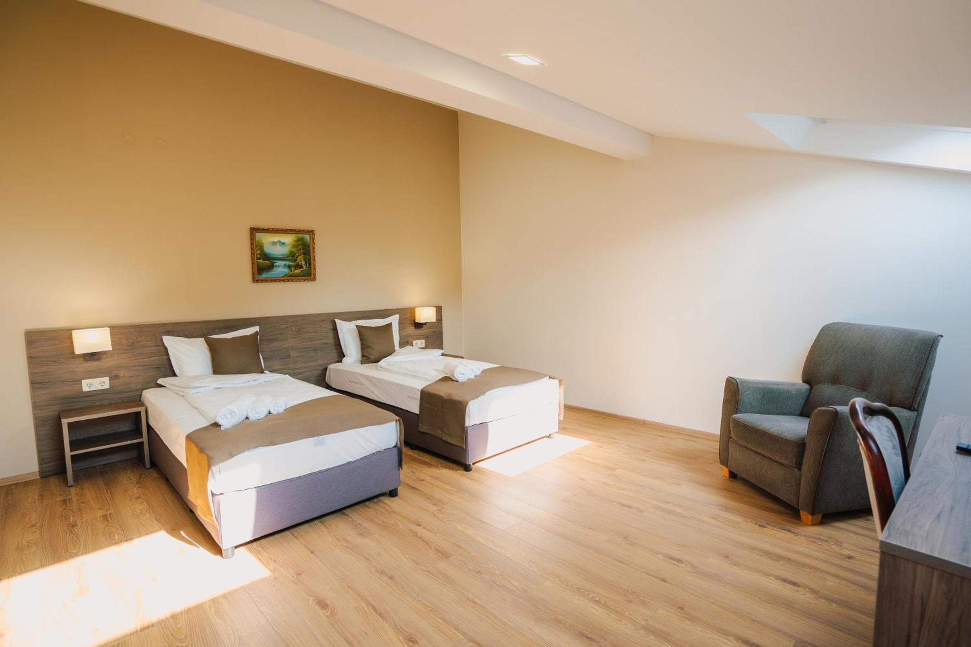 Hotel Хотел Театъръ à Pleven Extérieur photo