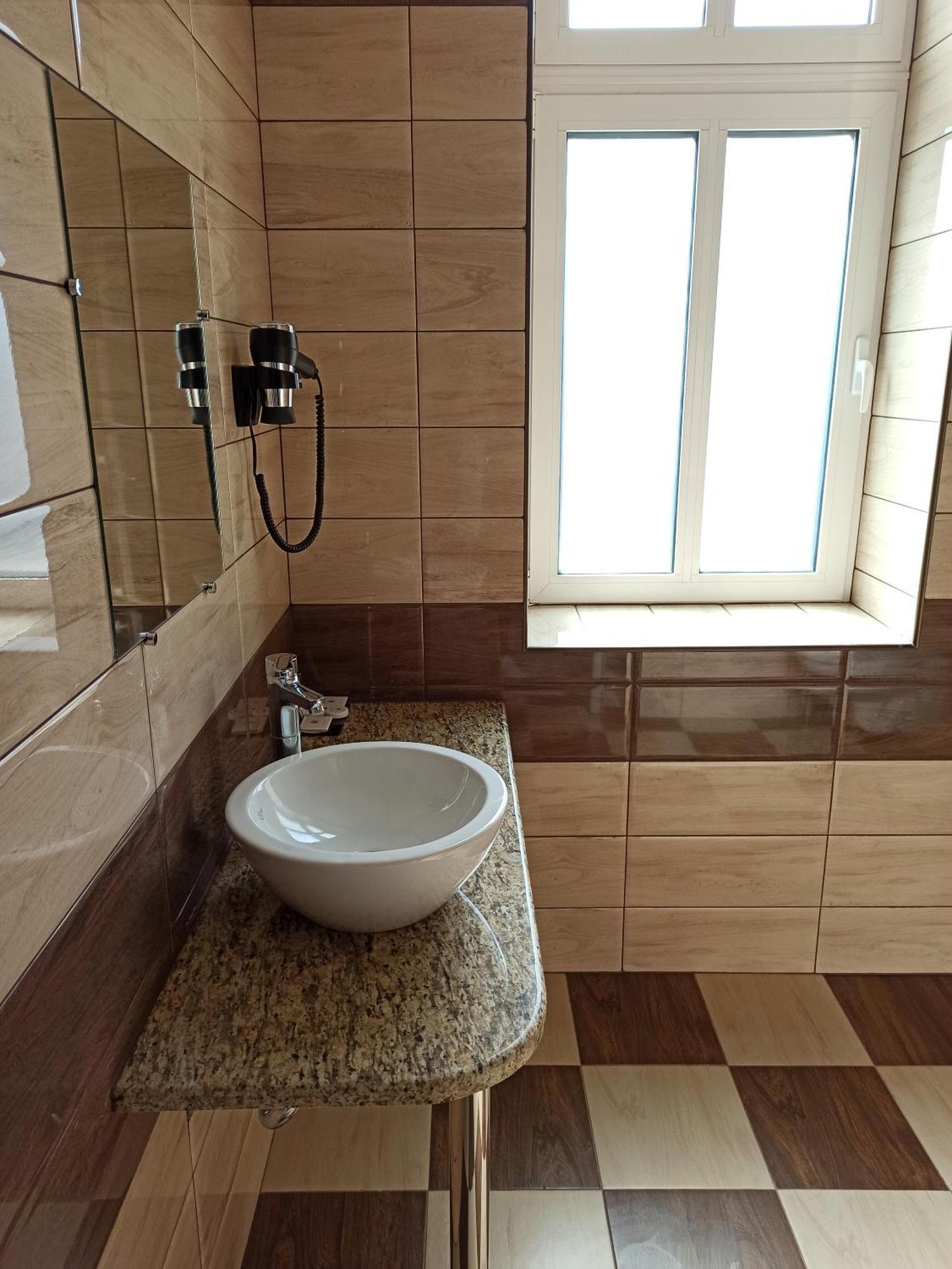 Hotel Хотел Театъръ à Pleven Extérieur photo