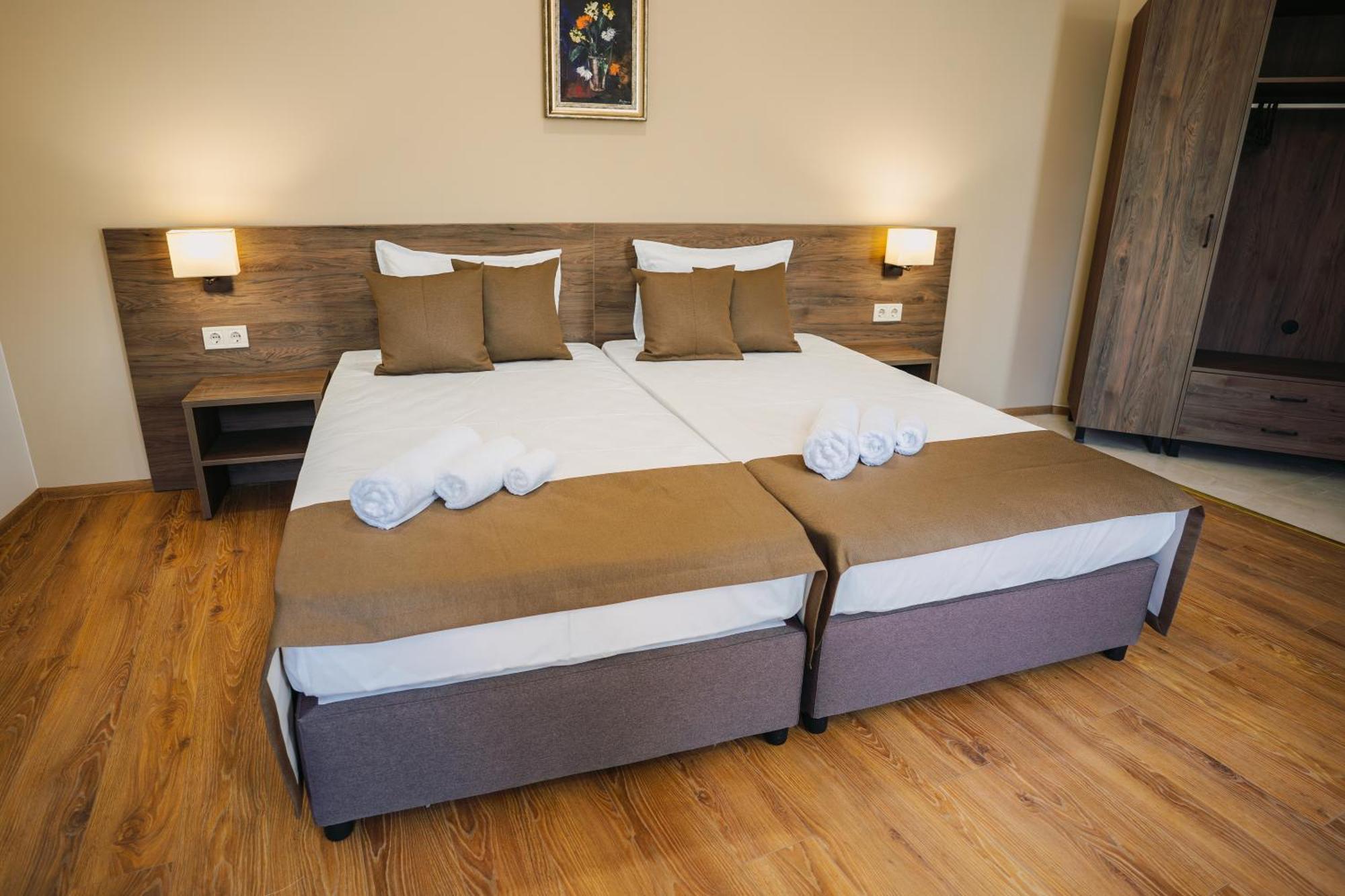 Hotel Хотел Театъръ à Pleven Extérieur photo