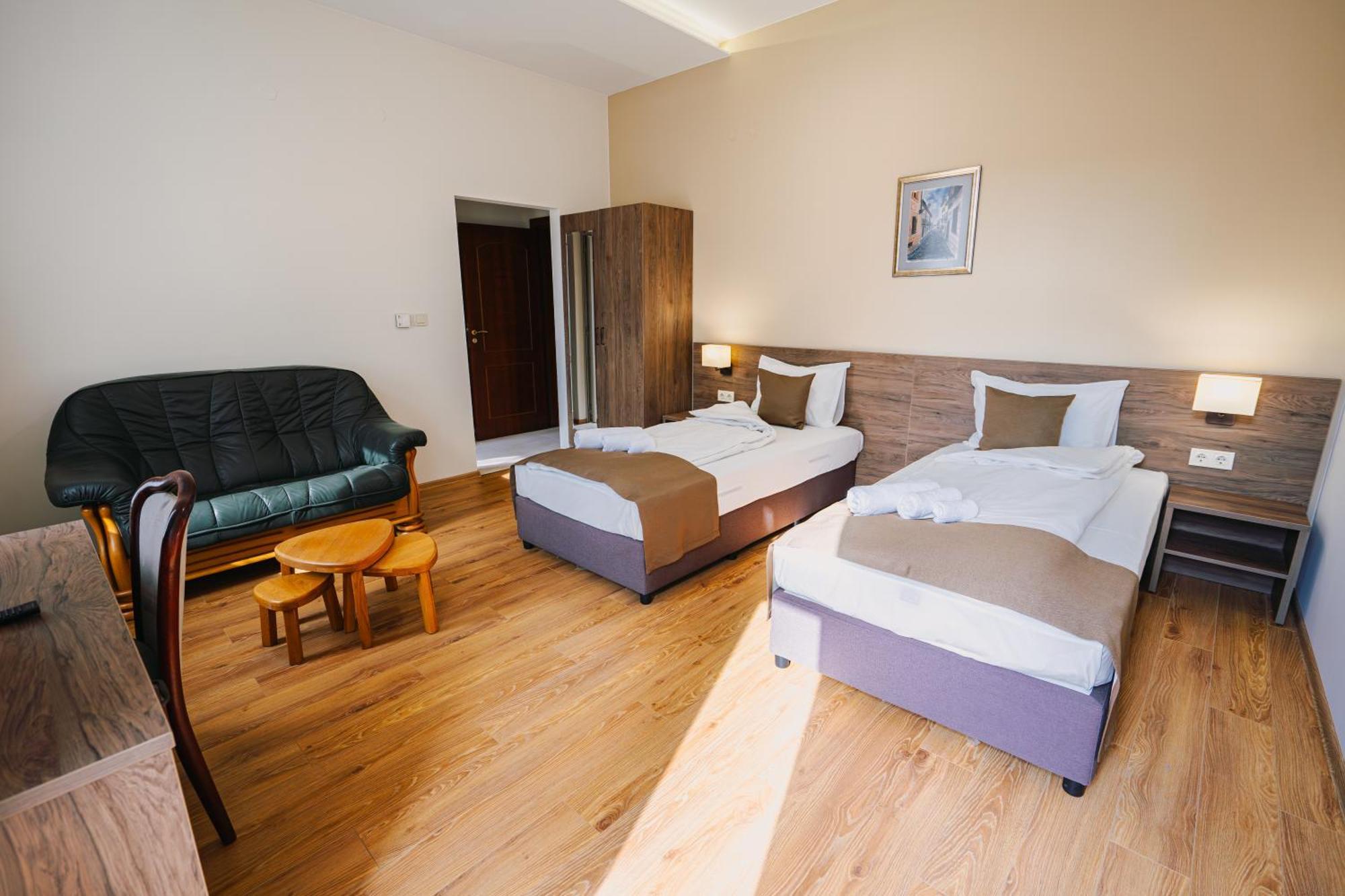 Hotel Хотел Театъръ à Pleven Extérieur photo
