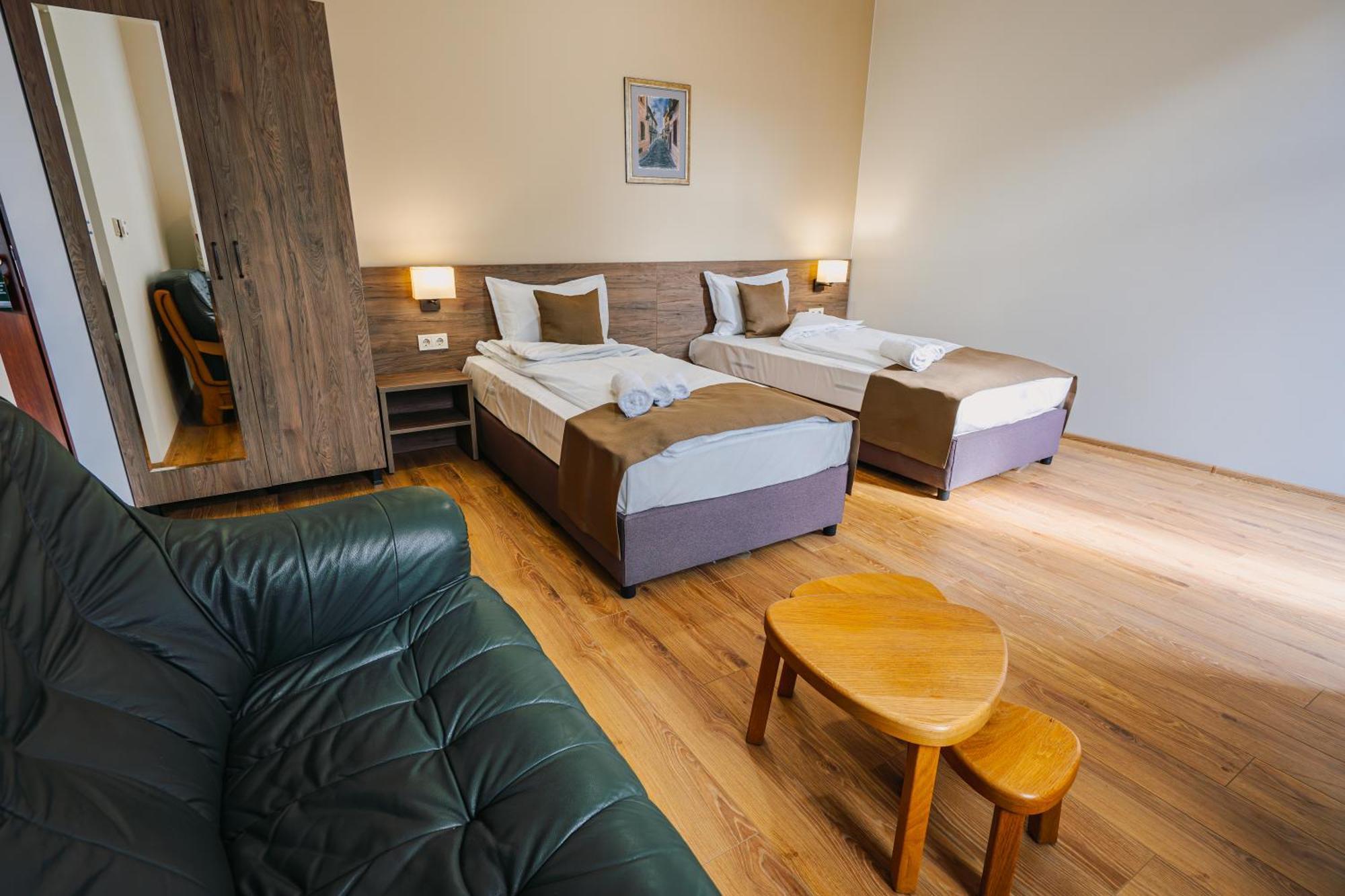 Hotel Хотел Театъръ à Pleven Extérieur photo